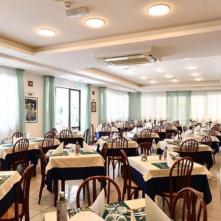Hotel Criniera D'Oro Ріміні Екстер'єр фото