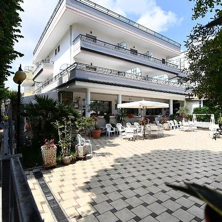 Hotel Criniera D'Oro Ріміні Екстер'єр фото