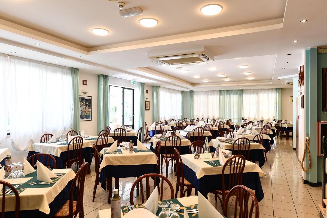 Hotel Criniera D'Oro Ріміні Екстер'єр фото