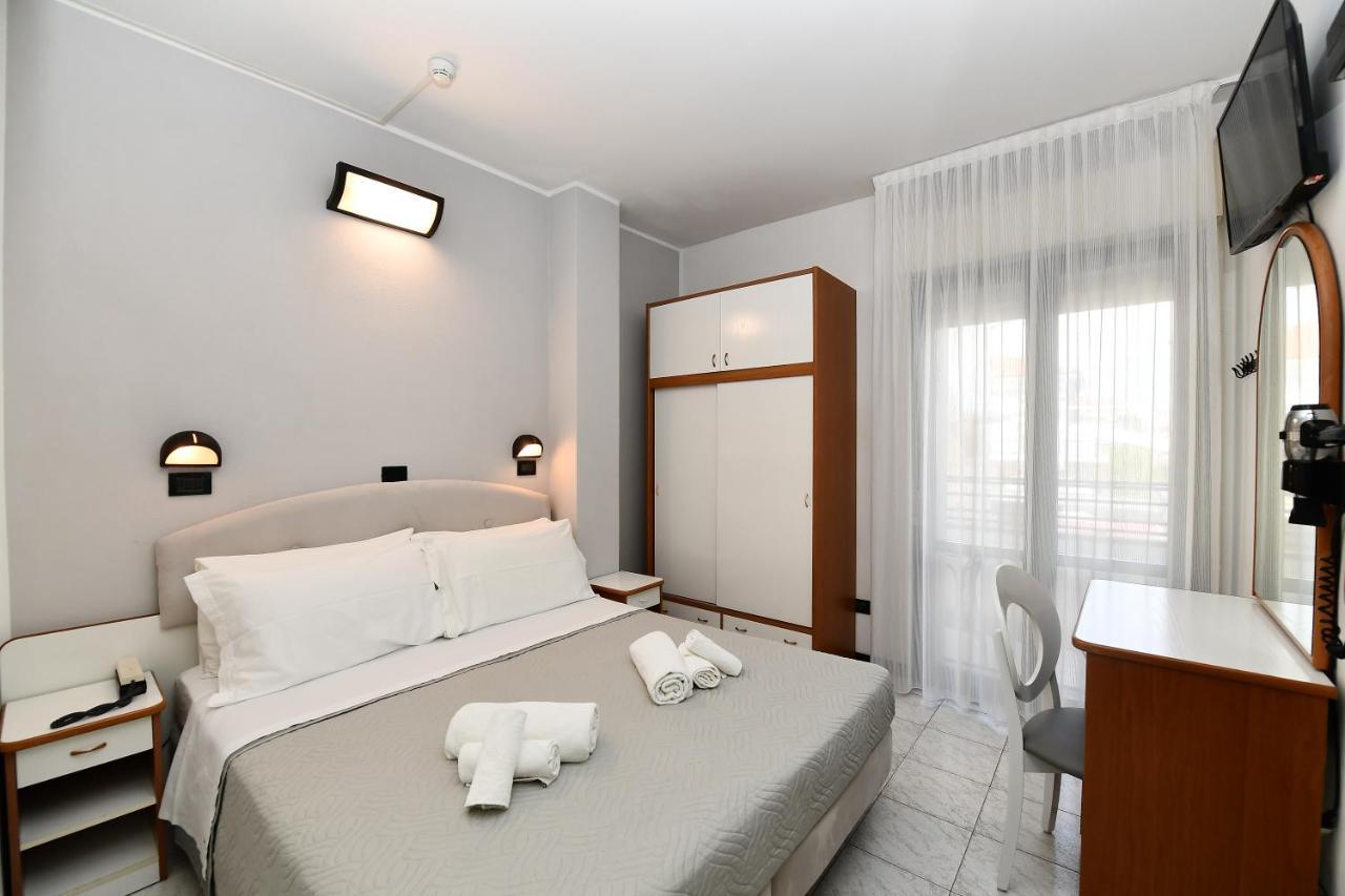 Hotel Criniera D'Oro Ріміні Екстер'єр фото